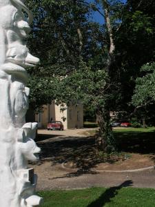 uma escultura de gatos ao lado de um edifício em Château Fleur D'Aya em Artigues-près-Bordeaux