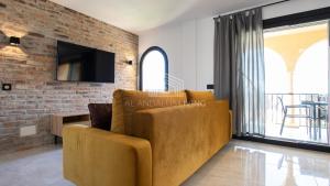 Telewizja i/lub zestaw kina domowego w obiekcie Contemporary loft style apartment with amazing sea views and with direct access to the beach from the community