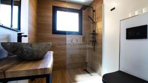 Zdjęcie z galerii obiektu Contemporary loft style apartment with amazing sea views and with direct access to the beach from the community w Maladze