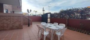 biały stół i krzesła na patio w obiekcie ACV - Playa Coral II-2ªlinea planta baja norte w mieście Oropesa del Mar