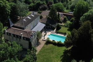 Basen w obiekcie Château Fleur D'Aya lub w pobliżu