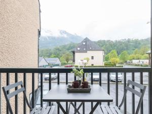 einen Tisch und Stühle auf einem Balkon mit Aussicht in der Unterkunft Studio Vielle-Aure, 1 pièce, 4 personnes - FR-1-296-389 in Vielle-Aure