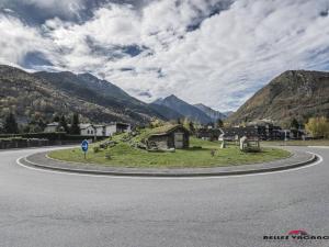 an empty road with a curve in the middle at Studio Vielle-Aure, 1 pièce, 4 personnes - FR-1-296-389 in Vielle-Aure