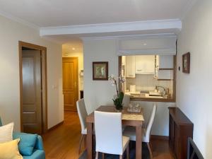 Un comedor y una cocina con mesa y sillas. en Soños Sanxenxo, en Sanxenxo