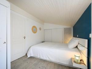 Tempat tidur dalam kamar di Maison Saint-Clément-des-Baleines, 3 pièces, 4 personnes - FR-1-434-95