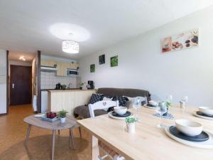 Kuchyňa alebo kuchynka v ubytovaní Appartement 8 personnes avec balcon sud, navette télécabine à proximité, Saint-Lary-Soulan - FR-1-296-388