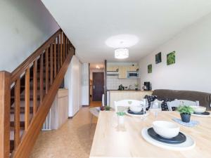 Kuchyňa alebo kuchynka v ubytovaní Appartement 8 personnes avec balcon sud, navette télécabine à proximité, Saint-Lary-Soulan - FR-1-296-388