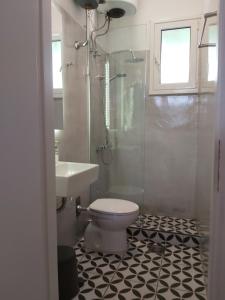 A bathroom at Mid century character house in Argostoli