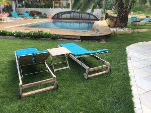 LA MAISON DE LA DUNE - Chambres Climatisées - Jacuzzi 1ère séance offerte - Piscine chauffée avec Abri Amovible - Plage située à 200m, accès direct par le bois内部或周边的泳池