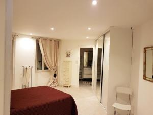 1 dormitorio con 1 cama y vestidor en Appartement d'une chambre avec vue sur la ville et jardin a Langogne, en Langogne