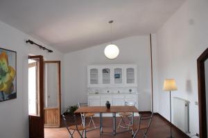comedor con mesa y sillas en Confortevole appartamento nella natura FREE PARKING, en Castel di Leva
