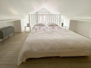 سرير أو أسرّة في غرفة في LE COCON D'AUTEUIL - ICI CONCIERGERIE