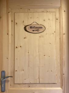 drewniana ściana z napisem w obiekcie Oberstöberl w mieście Bischofswiesen +26 zdjęć