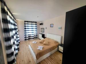 Ένα ή περισσότερα κρεβάτια σε δωμάτιο στο Dilov Apartments in Yalta Golden Sands