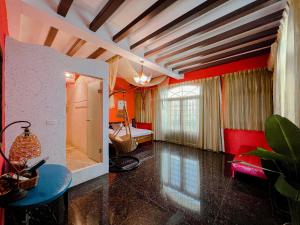 een woonkamer met rode muren en een blauwe tafel bij Early Summer in Huxi