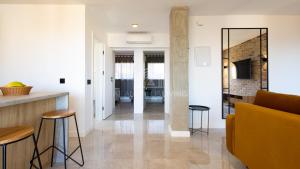 Telewizja i/lub zestaw kina domowego w obiekcie Contemporary loft style apartment with amazing sea views and with direct access to the beach from the community