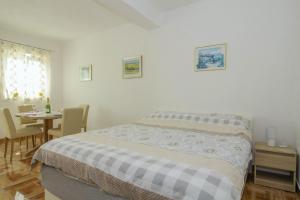 a bedroom with a bed and a table with chairs at Villa Paradiso in Plomin - Istrien in Plomin