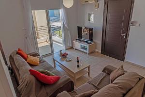 sala de estar con sofá y mesa en Mythical Sands Resort & Spa, Evilion Apartment, en Paralimni
