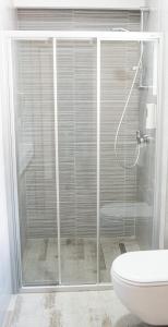 W łazience znajduje się prysznic, toaleta i umywalka. w obiekcie FoRest Međugorje w Medziugorie