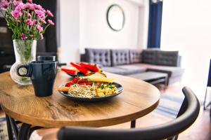 een tafel met een bord eten erop bij LOFT 24 by Housine in Zator