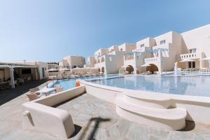Bazén v ubytovaní Naxian Emerald Hotel alebo v jeho blízkosti