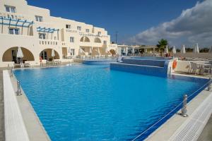 Bazén v ubytovaní Naxian Emerald Hotel alebo v jeho blízkosti