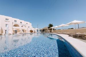 Bazén v ubytovaní Naxian Emerald Hotel alebo v jeho blízkosti