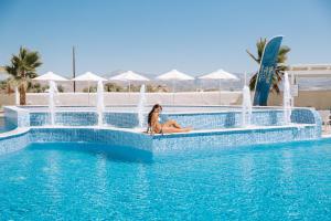 Bazén v ubytovaní Naxian Emerald Hotel alebo v jeho blízkosti