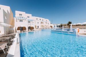 Bazén v ubytovaní Naxian Emerald Hotel alebo v jeho blízkosti