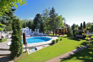 a backyard with a swimming pool in a yard at Šumski raj in Subotica