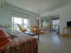 uma sala de estar com uma cama e uma sala de jantar em FIRST LINE SEASIDE - 1 Bedroom BENICASSIM TORREON em Benicàssim