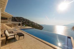 Bazén v ubytování Villa Alis stunning sea view with Infinity Pool nebo v jeho okolí