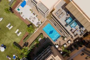 una vista aérea de una casa con piscina en Palmera Beach Hotel & Spa - Adults Only, en Hersonissos
