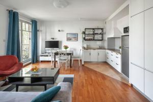 ソポトにあるSanhaus Apartments - Apartament Patio Mare z balkonemのキッチン、リビングルーム(ソファ、テーブル付)