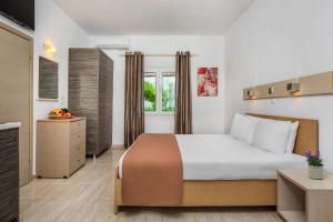 Un dormitorio con una cama grande y una ventana en Nikiforos Village, en Chaniotis