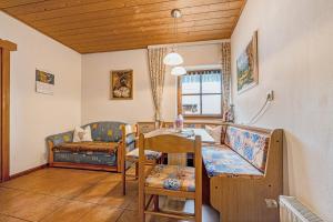 ein Wohnzimmer mit einem Tisch und einem Sofa in der Unterkunft Apartment Schwalbennest in Mühlbach