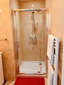 Koupelna v ubytování 3-Star Tourism Rated Holiday Home with Air Con and Private Heated Pool - 45 Mins from Sarlat