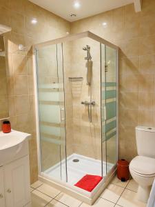 Koupelna v ubytování 3-Star Tourism Rated Holiday Home with Air Con and Private Heated Pool - 45 Mins from Sarlat