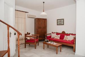 Imagen de la galería de Smaragdi - Naxian traditional house with panoramic view at Eggares village, en Engares