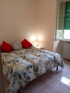 1 dormitorio con 1 cama con edredón de flores en La Casa di Tagliacozzo delizioso appartamento centrale con 2 camere e camino en Tagliacozzo