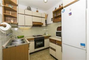 Kuchyňa alebo kuchynka v ubytovaní Seaview Escape Stanići