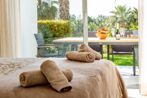 Ένα ή περισσότερα κρεβάτια σε δωμάτιο στο Alcazaba Lagoon Apartment with Private Beach, Pools, Gym, Sauna, Hot Tub & Fully Equipped Kitchen