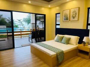 FIG Sunset View Resort客房内的一张或多张床位