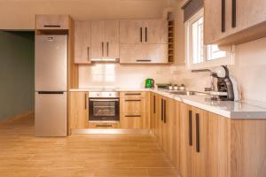 Η κουζίνα ή μικρή κουζίνα στο Shining Star, a KalamataStay Property +6 φωτογραφίες