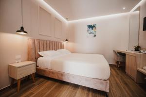 Postel nebo postele na pokoji v ubytování Himara 28 Hotel
