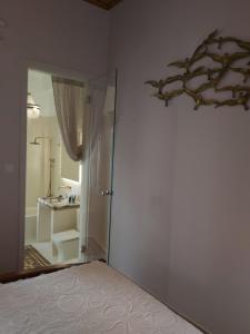 A bathroom at Mid century character house in Argostoli