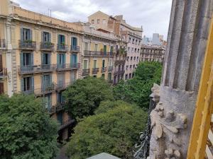 vistas a una ciudad con edificios altos en Pension Casa De Barca, en Barcelona