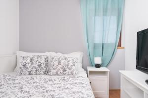 Gallery image of Stone Lady Holiday home with pool&hot tub,sauna,bbq,garden in Rasopasno +36 photos