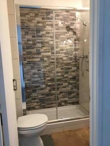 uma casa de banho com um WC e uma cabina de duche em vidro. em AU COEUR D'OLHAO em Olhão
