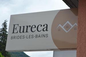 a sign for a bridesles las burns store at Résidence Eureca in Brides-les-Bains